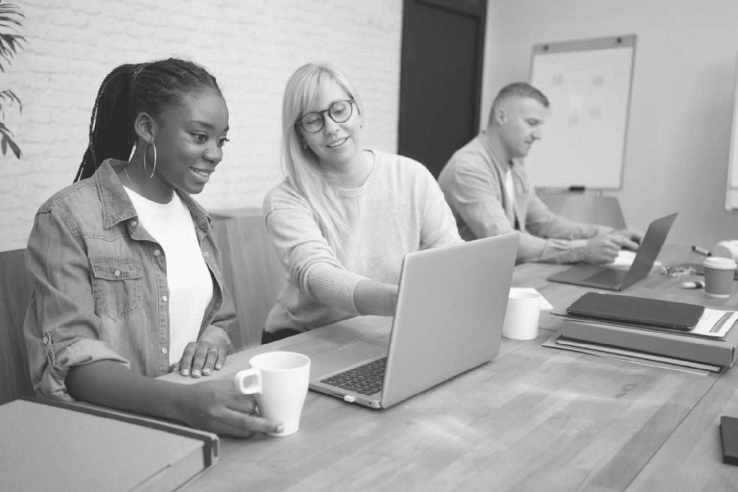 Teilnehmer beim gemeinsamen Lernen und Austausch