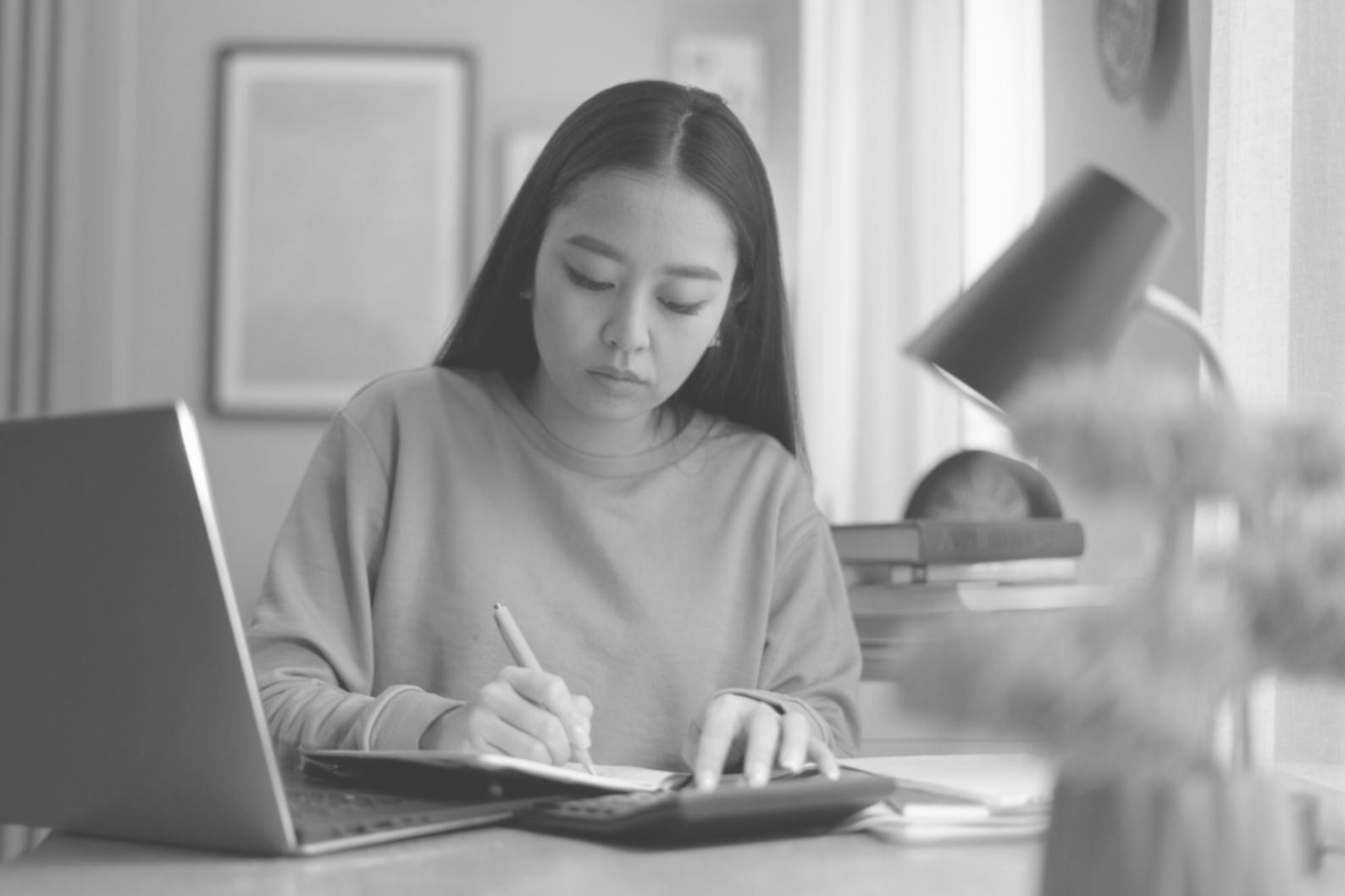 Arbeitsplatz mit Finanzunterlagen und Planungsmaterialien